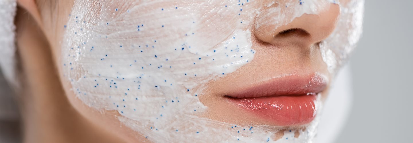 Peeling auf dem Gesicht einer Frau