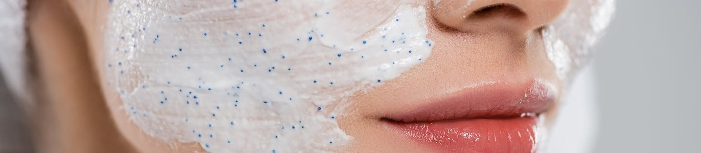 Peeling auf dem Gesicht einer Frau