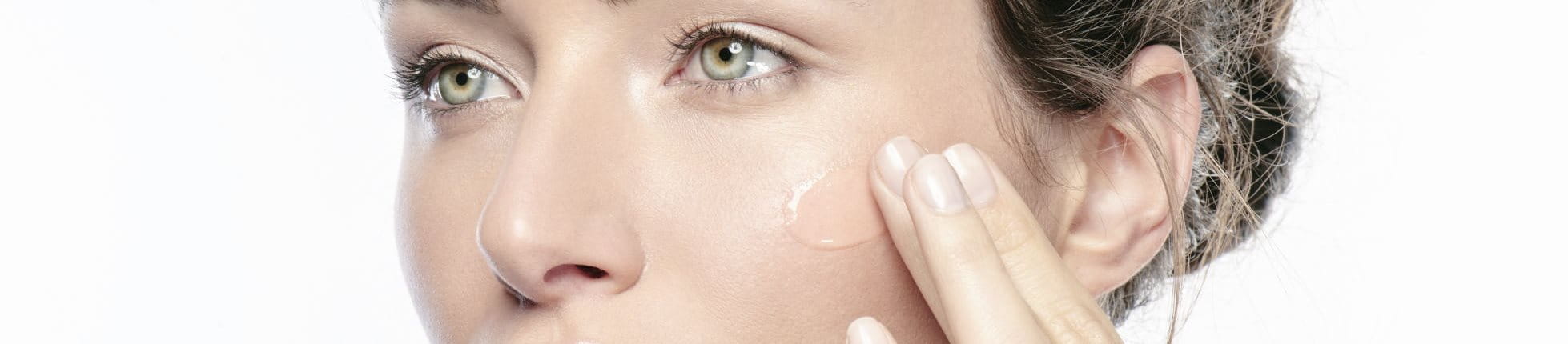 Frau nutzt Glycerin als Pflegewirkstoff gegen trockene Haut im Gesicht