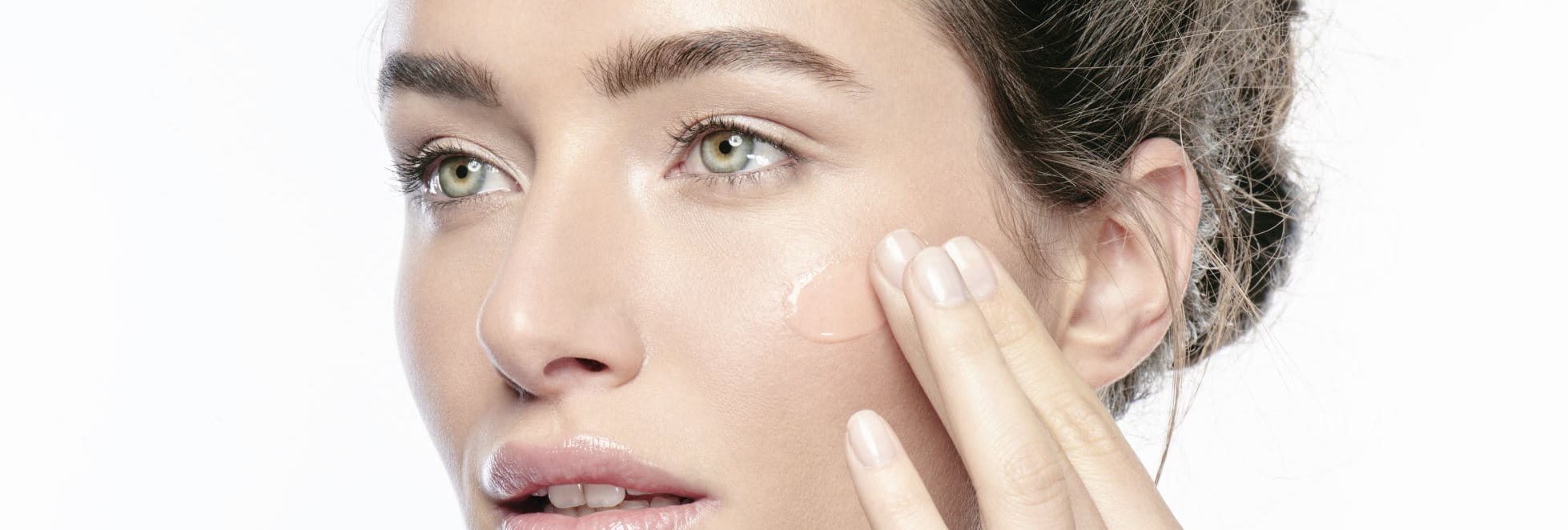 Frau nutzt Glycerin als Pflegewirkstoff gegen trockene Haut im Gesicht