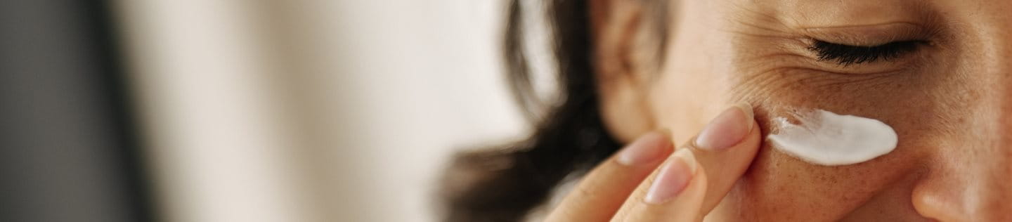 Nahaufnahme einer strahlenden jungen Frau