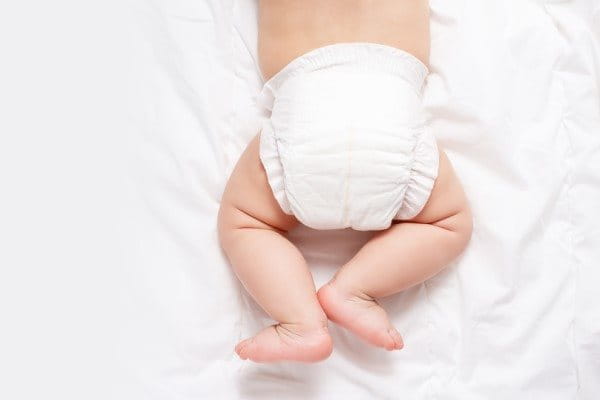 Baby mit weißer Windel