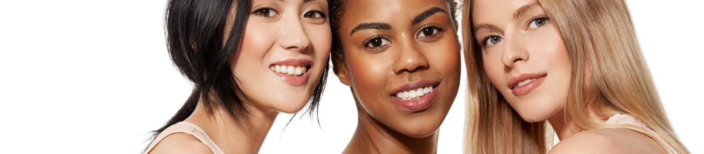 Drei Frauen mit unterschiedlichem Hautton aufgrund ihrer ethnischen Zugehörigkeit und gesundem Teint.