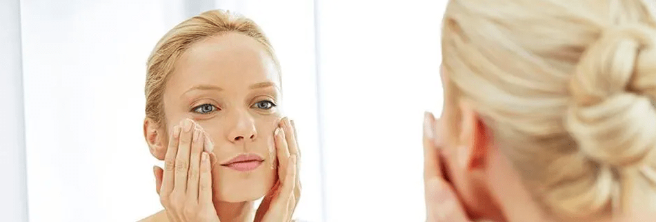 Quel nettoyant visage pour peau acnéique ?