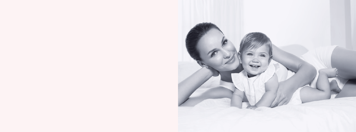 žena s djetetom na krevetu