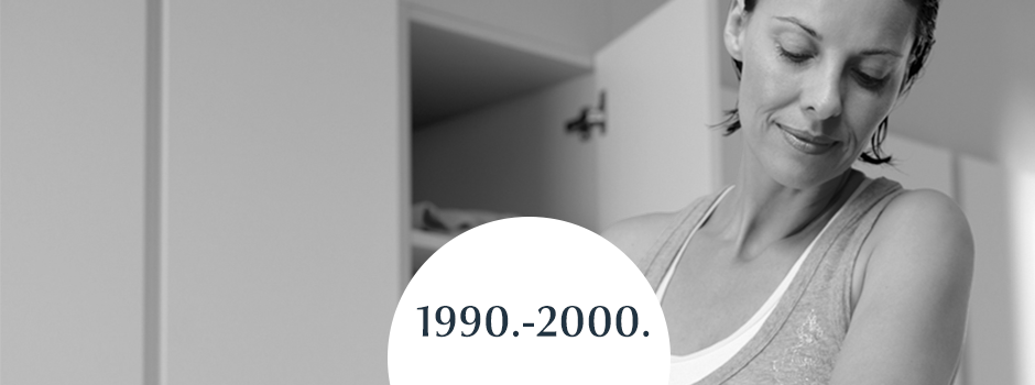 žena se gladi po ruci