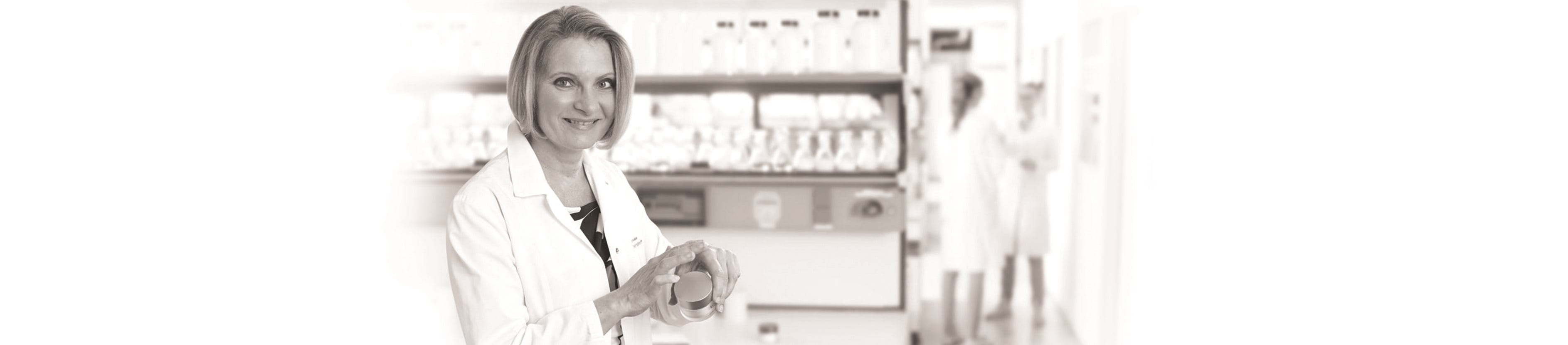 mulher num laboratório