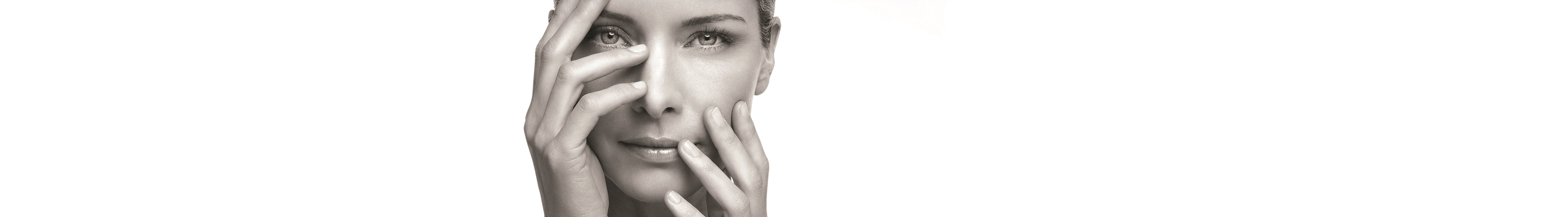 mulher a segurar as mãos à frente do seu rosto