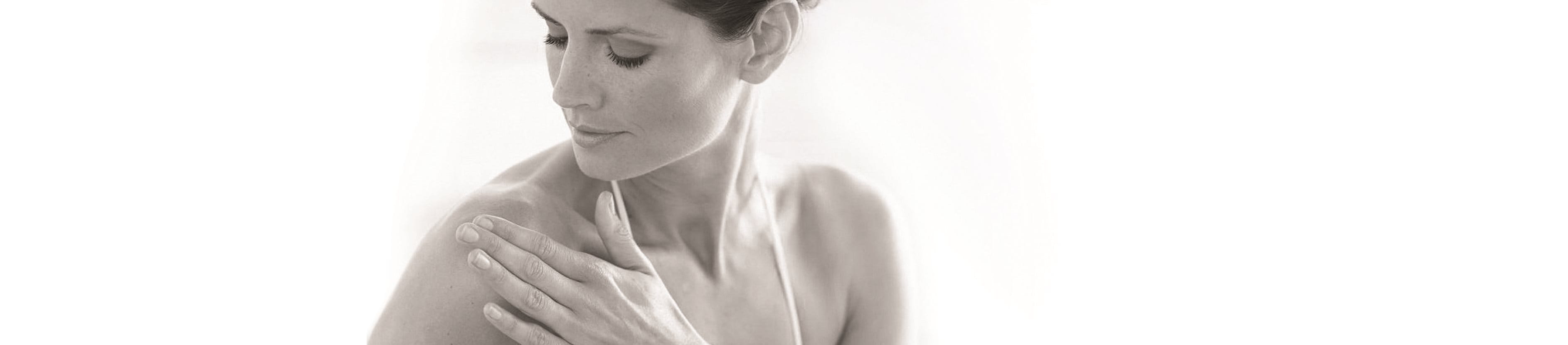 mulher a olhar para o ombro