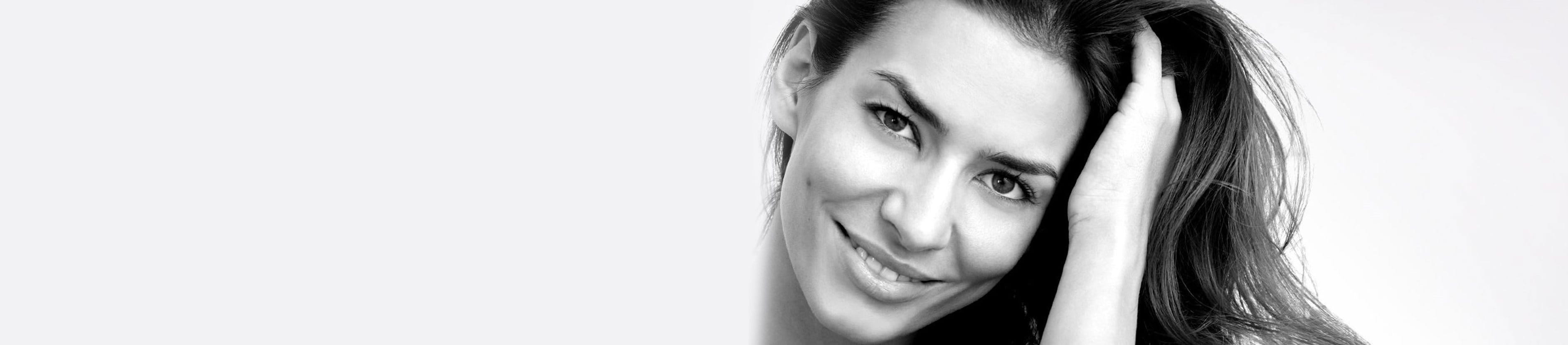 mulher com pele do rosto seca