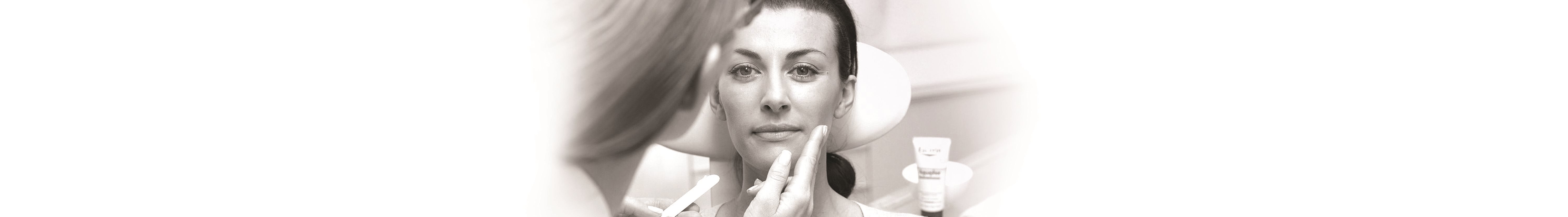 mulher a testar produto Eucerin