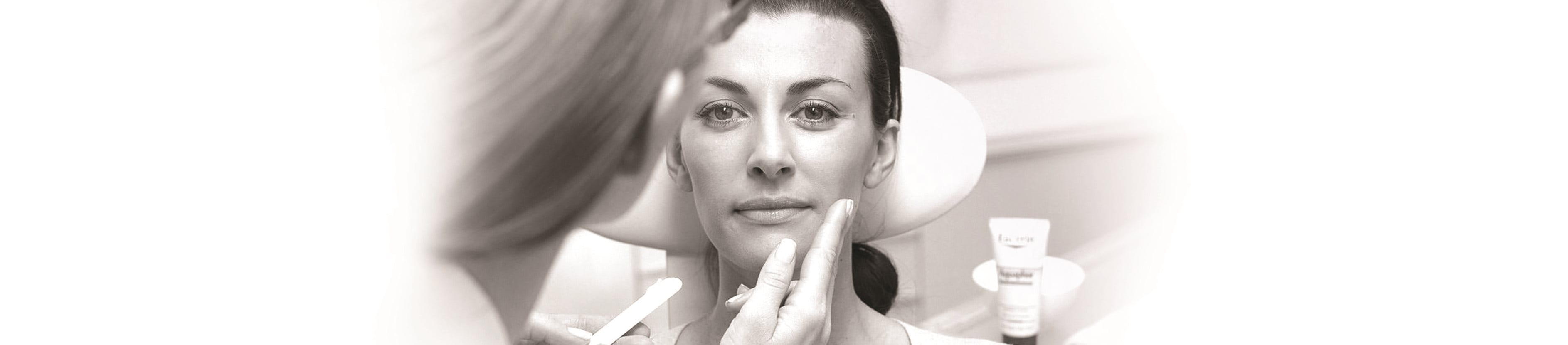 mulher a testar produto Eucerin