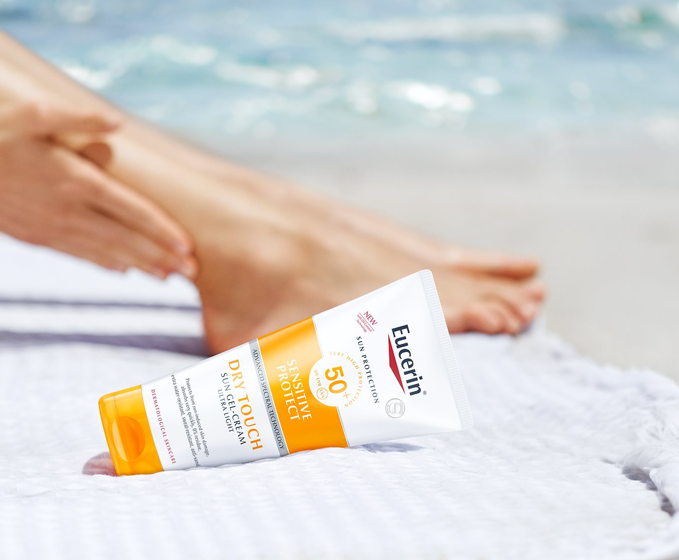 Eucerin Sensitive Protect Dry Touch Sun Gel-Cream Ultra Light på strandhanduk