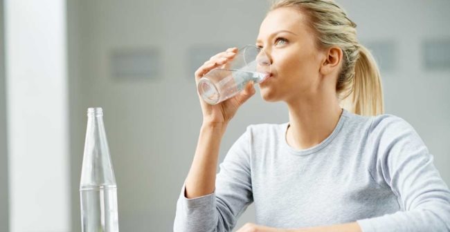 Uống đủ nước mỗi ngày khi bị mụn