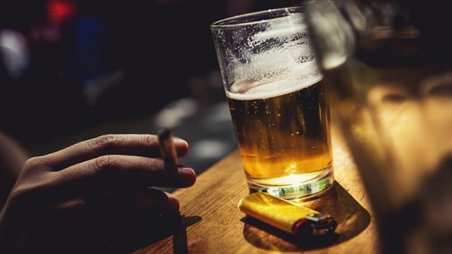 Người bị tàn nhang nên tránh xa rượu bia, thuốc lá