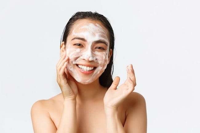 Rửa mặt bằng sữa rửa mặt để thông thoáng lỗ chân lông, hạn chế mụn ẩn