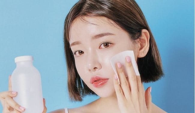 Bổ sung độ ẩm bằng nước hoa hồng
