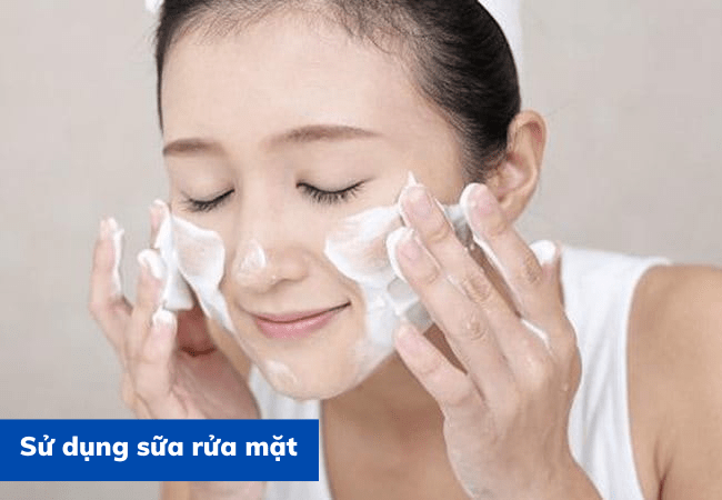 Dùng sữa rửa mặt để vệ sinh da