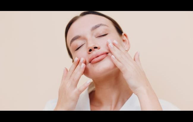 Dưỡng ẩm da ban đêm là bước quan trọng trong quy trình chăm sóc da