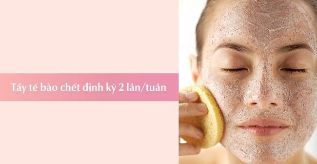 Cách cấp ẩm cho da: Tẩy tế bào chết cho da định kỳ 2 lần/tuần giúp tái tạo da và độ ẩm tự nhiên trên da 