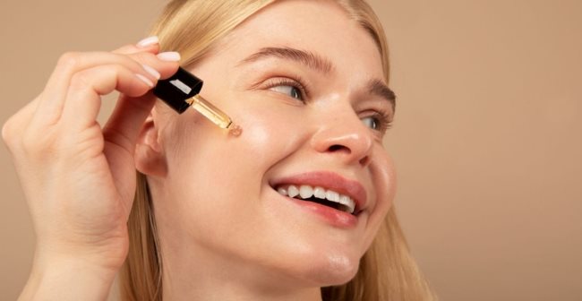 Sử dụng serum chứa Vitamin C để bảo vệ làn da tối ưu trước thời tiết nắng nóng