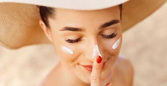 Bôi kem chống nắng thật kỹ để bảo vệ da tối ưu trong những ngày nắng nóng