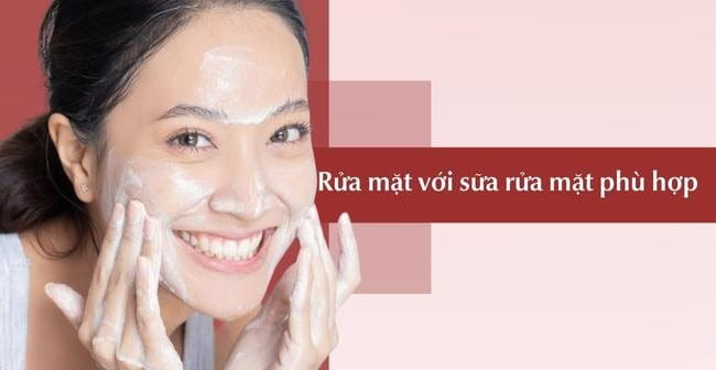 Cách chăm sóc da nhạy cảm vào mùa hè: Rửa mặt với sữa rửa mặt phù hợp