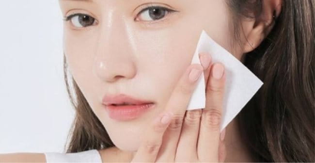 Cách dùng giấy thấm dầu cho da mụn đúng chuẩn, hiệu quả