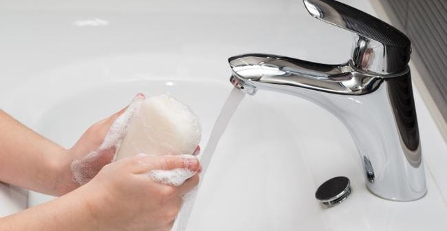 Vệ sinh tay bằng xà phòng trước khi rửa mặt 