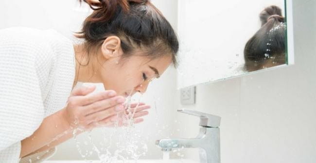 Cách dùng sữa rửa mặt: dùng nước làm ướt da mặt