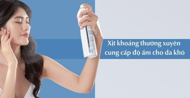 Dưỡng ẩm cho da khô vào mùa đông bằng cách xịt khoáng thường xuyên