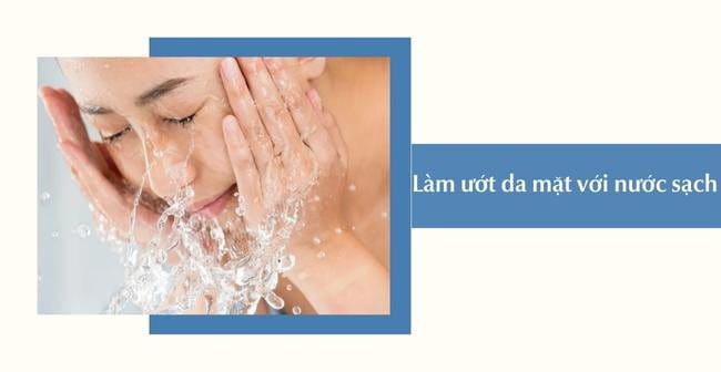 Cách rửa mặt cho da dầu: làm sạch mặt với nước mát