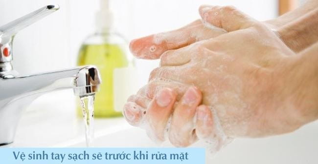 Vệ sinh tay thật sạch sẽ trước khi rửa mặt