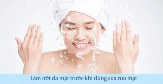Làm ướt da mặt trước khi dùng sữa rửa mặt