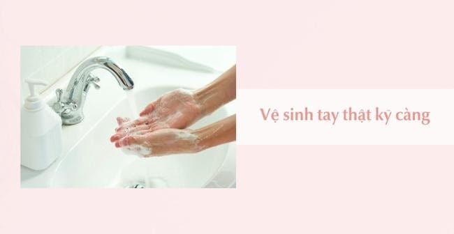 Rửa sạch tay là một trong các yêu cầu khi thực hiện cách sử dụng tẩy tế bào chết đúng chuẩn