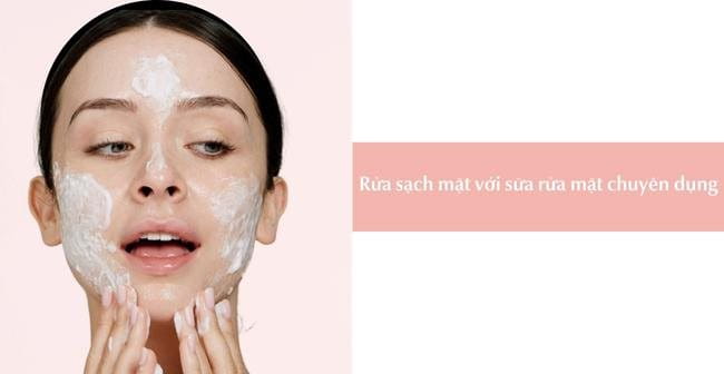 Cách sử dụng tẩy tế bào chết: Rửa sạch mặt với sữa rửa mặt chuyên dụng