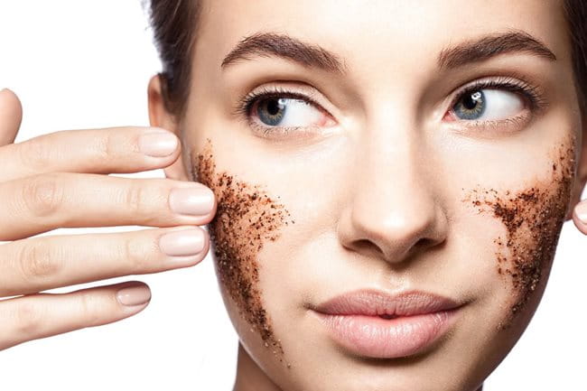 Không thường xuyên tẩy tế bào chết sẽ dễ khiến da bị mụn cám