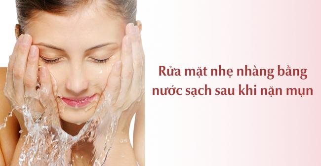 Chăm sóc da sau nặn mụn bằng cách rửa mặt nhẹ nhàng với nước sạch