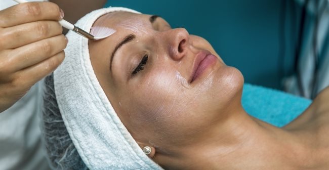 Điều trị da tăng sắc tố sau peel bằng thuốc bôi