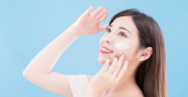 Thoa kem chống nắng để bảo vệ da khô bị mụn hiệu quả