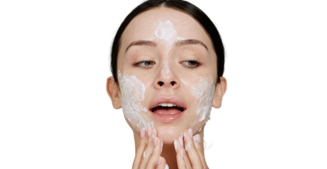 Rửa mặt với sữa rửa mặt dịu nhẹ cho da khô