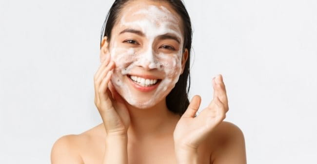 Rửa mặt là bước chăm sóc da nhạy cảm quan trọng