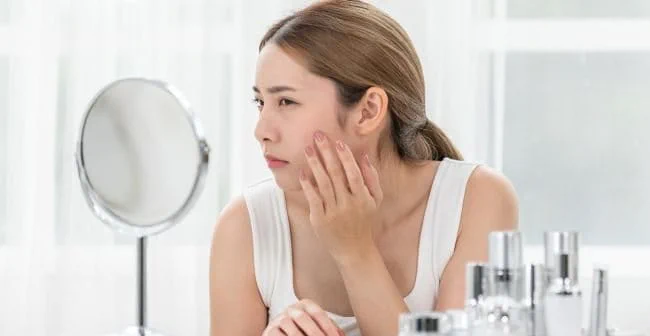Nguyên nhân khiến da khô sần sùi, thô ráp