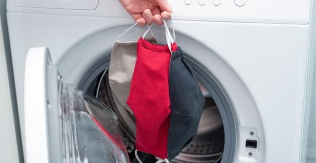 Giặt sạch khẩu trang vải trước khi tái sử dụng