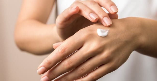 Kiểm tra sản phẩm ra vùng da nhỏ trước khi dùng lên toàn bộ da mặt