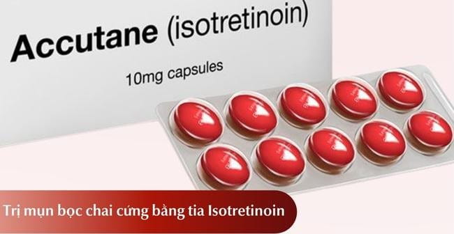 Isotretinoin – dẫn xuất vitamin A có tác động mạnh mẽ giúp loại bỏ mụn
