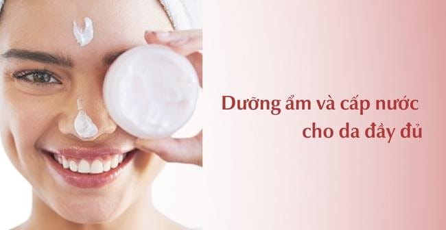 Dưỡng ẩm khi chăm sóc da bị mụn đầu đen ở mũi