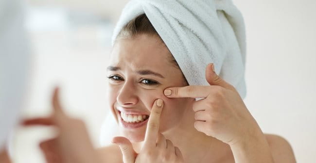 Nặn mụn sai kỹ thuật có thể gây ra nhiều vấn đề nghiêm trọng cho làn da