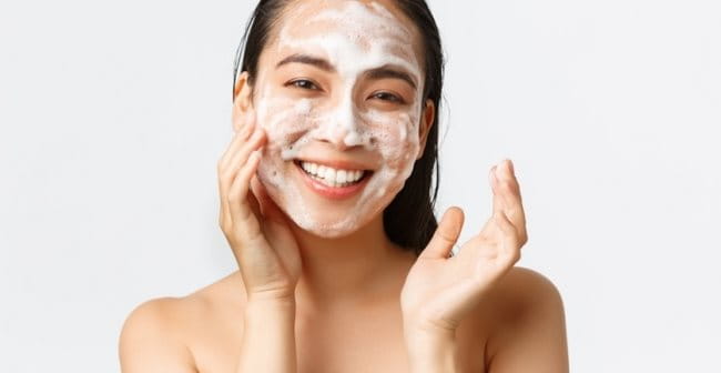 Tránh sử dụng các sản phẩm chăm sóc da chứa xà phòng sau 4 - 7 ngày nặn mụn