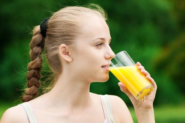 Uống đủ lượng nước trong ngày và bổ sung nước ép chứa nhiều vitamin giúp hỗ trợ điều trị nám da từ bên trong